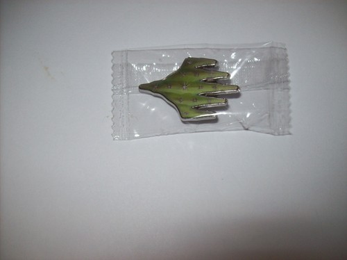 MTG Outlaws of Thunder Junction Cactus Planeswalker Sealed Promo Pin Free Ship - Picture 2 of 2