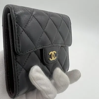 Kopen Chanel CC Compact Classic Flap Wallet Quilted Matelasse Lambskin Black Authentic