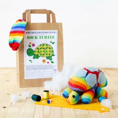 SOCK CREATURES Calzino Tartaruga Craft Kit | Kit Cucito | Kit Artigianale per Bambini | Zoom Party | Artigianato