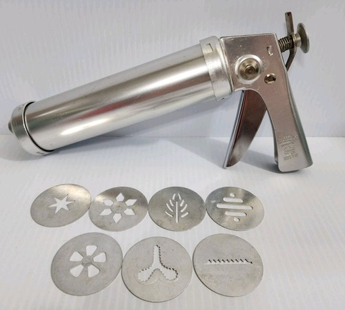 Vintage Wear-Ever Cookie Press 3365 W/ 7 Decorating Tips Plates Wesr Ever