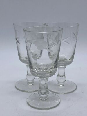 3er Set schöne Vintage kleine klare Aperitif Gläser mit gravierten Ranken