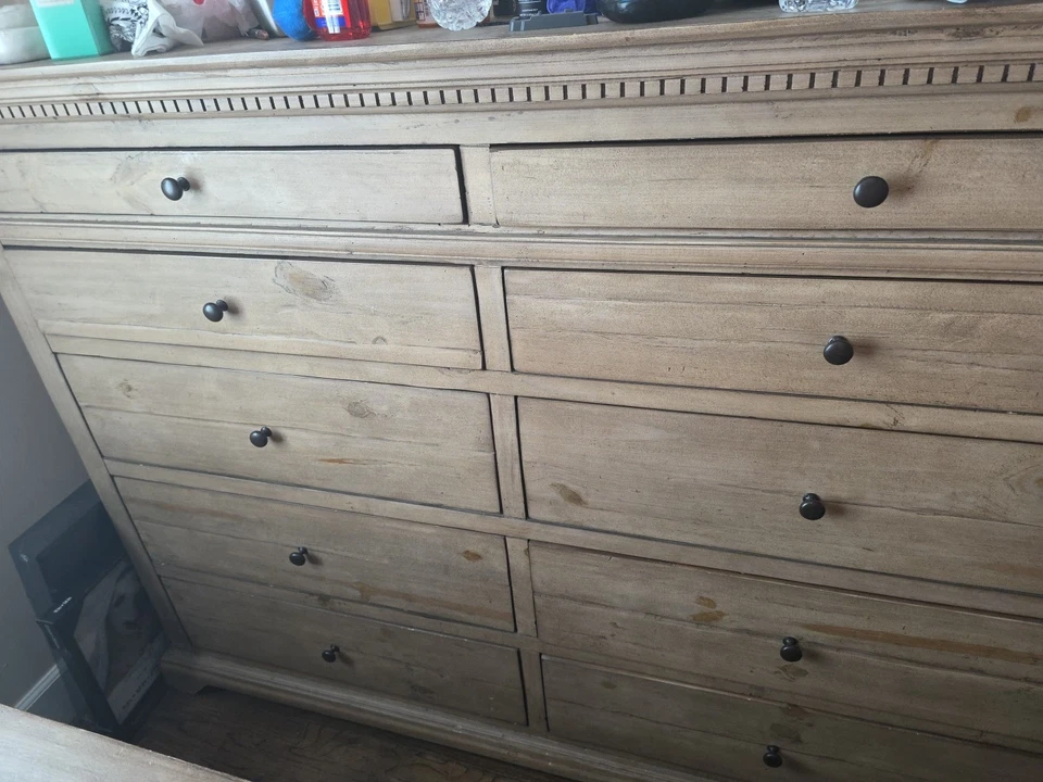 Marco de cama tamaño queen con 2 mesitas de noche y un tocador de 10 cajones con espejo Foto 3 de 4