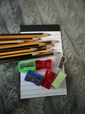19 Teile Bürobedarf Set: Bleistifte, Spitzer, Block, Lineal Konvolut NEU