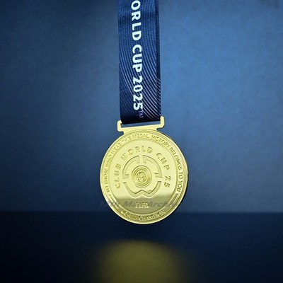 Sieger-Medaille der Klub-Weltmeisterschaft 2025 - Replik für Chelsea mit Band