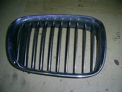 BMW E39 535i Typ 5/D V8 Kühlergrill Frontgrill Grill 8159312 vorne rechts