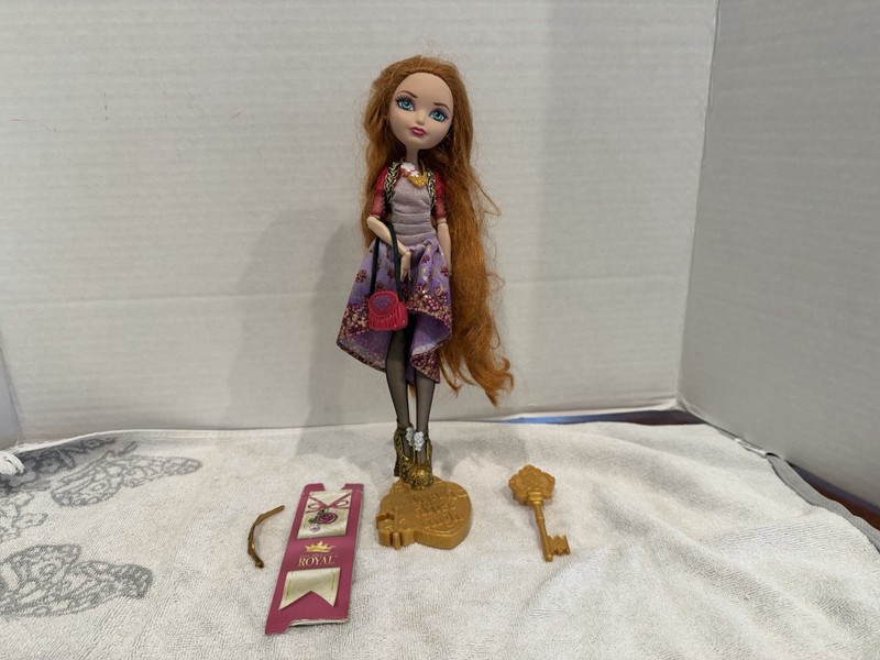 Ever After High Royal Series First Chapter Holly O'Hair doll 2014