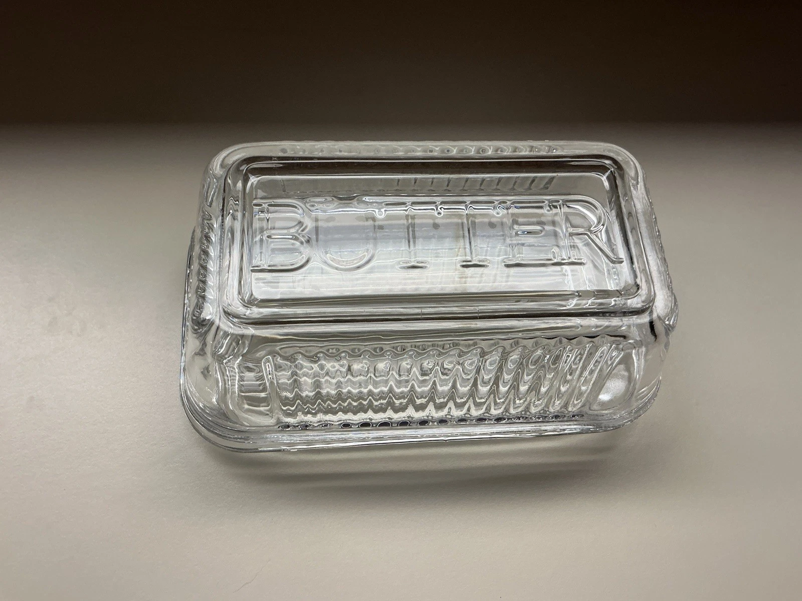 Clear Glass Lidded Butter Dish 1500 С Tabletop Farm House Pre-owned, Mint
Opens in a new window or t