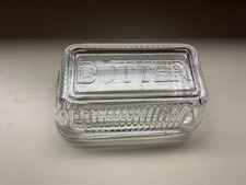 Plato de mantequilla con tapa de vidrio transparente acanalado 1500 С mesa granja usado, como nuevo