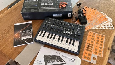Arturia MicroBrute    Synthesizer