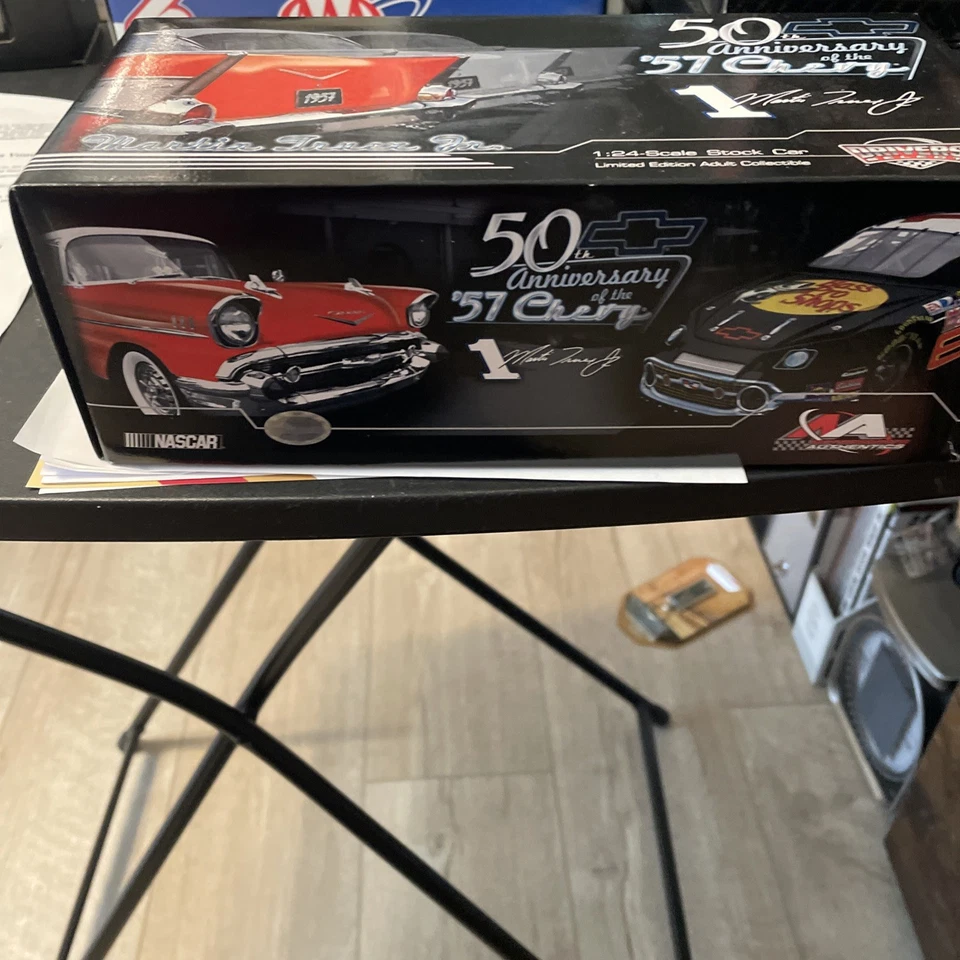 Coche diecast Martin Truex Jr 2007 1 Bass Pro Shops 57 Chevy 50 aniversario 1/24 Foto 2 de 3