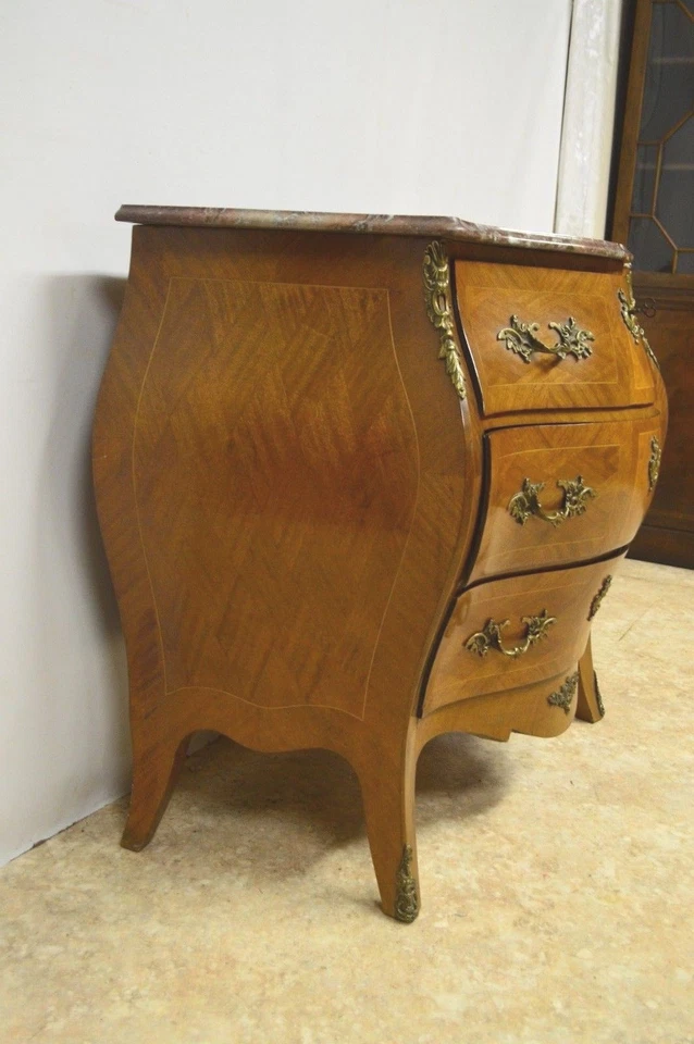 Cómoda de pecho con incrustaciones Bombay bomba estilo francés sueco con tapa de mármol ca 1920 Foto 4 de 4