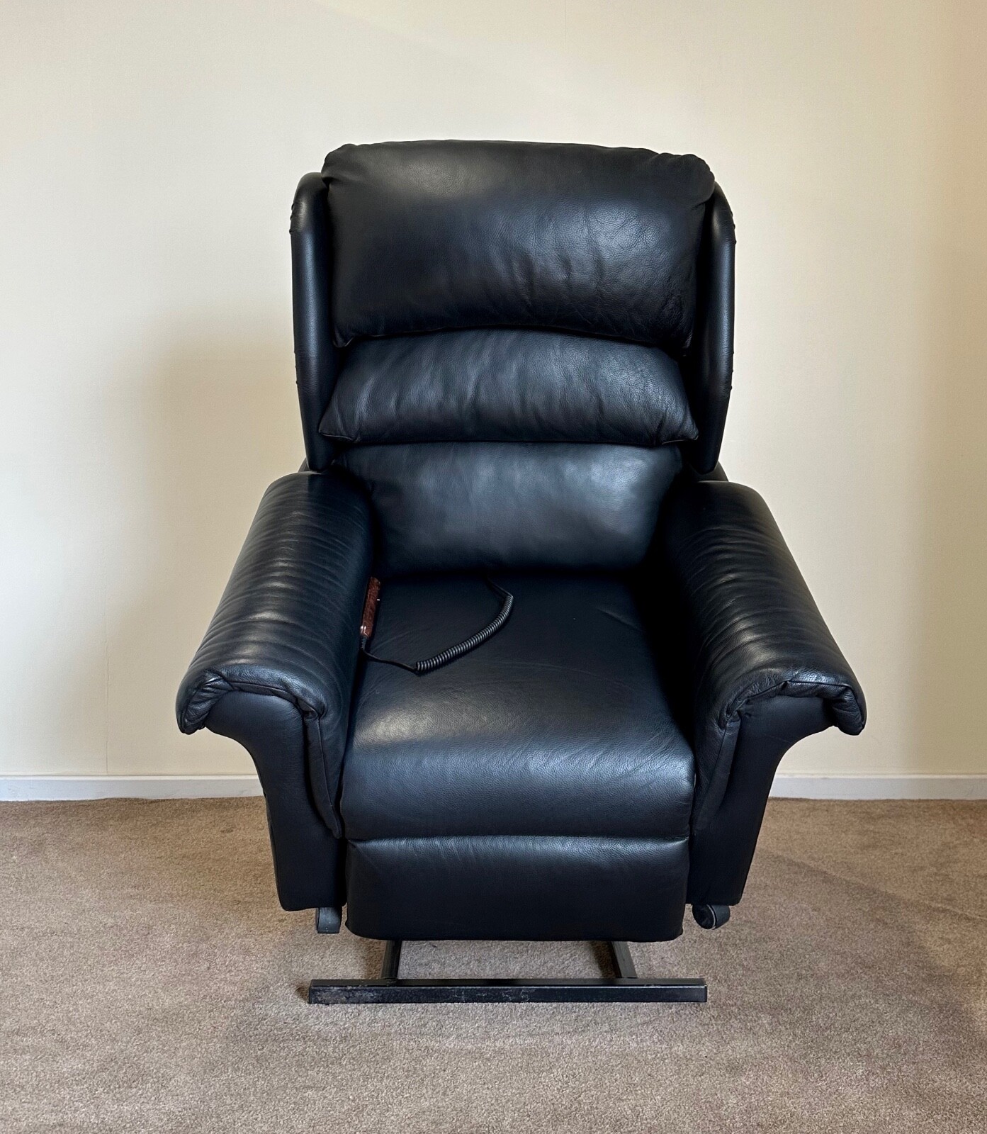 WILLOWBROOK LUXURY ELECTRIC RISER RECLINER CHAIR BLACK LEATHER CAN