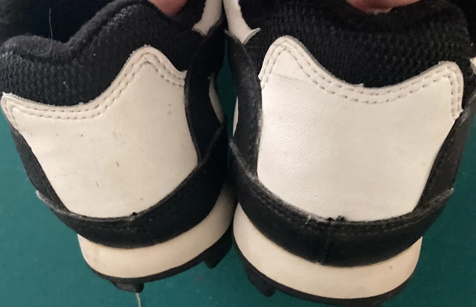 Botines de béisbol juveniles Rawlings talla 4,5 color blanco y negro ¡en excelente estado! Foto 4 de 4