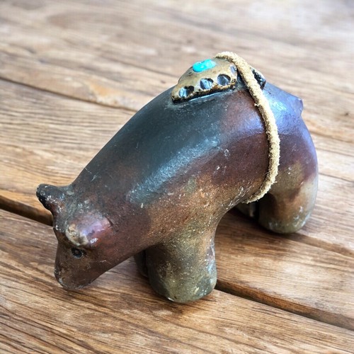 Zuni Clay handgefertigter Bär einheimischer Fetisch signiert Pfeilspitze türkis 4" Figur