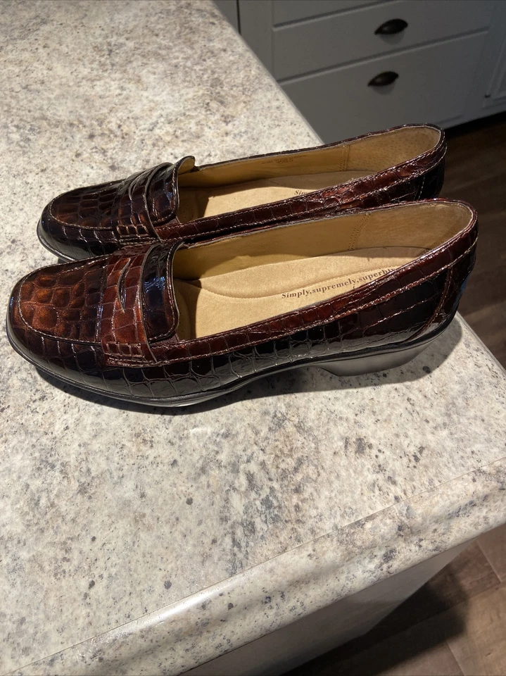 Softspots Womens Penny Loafers Size 8 Brown Patent Leather Upper - Image 4 of 4