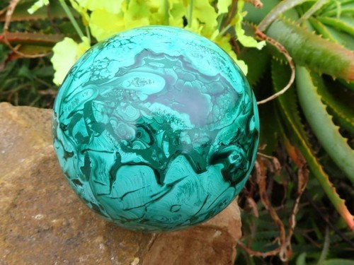 Polished Solid Malachite Sphere from Congo - 91 mm - Picture 4 of 9