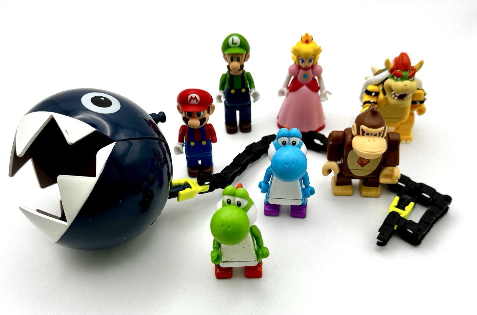 8 KNEX Mario Kart Wii Minifigures Nintendo Princess Peach Yoshi Chomp K'NEX