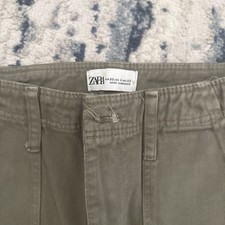 Zara Women s Solid Green Cargo Pants with Poc...