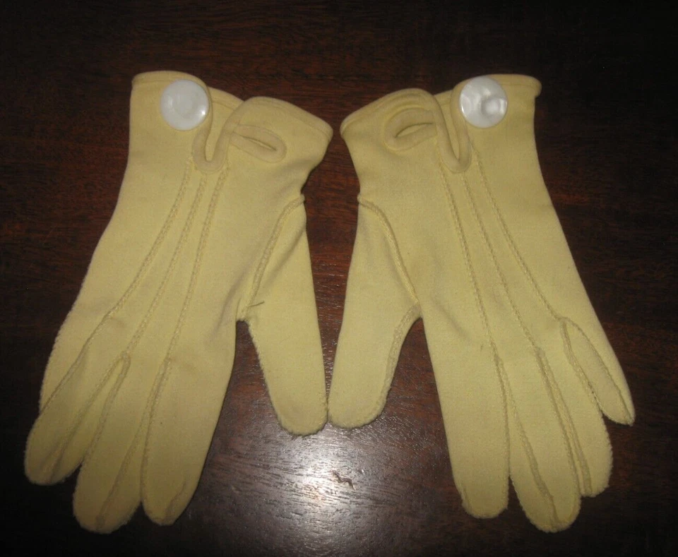 Guantes vintage para damas tela mostaza dorada con detalles de botón de perlas planas grandes 1940 Foto 3 de 4