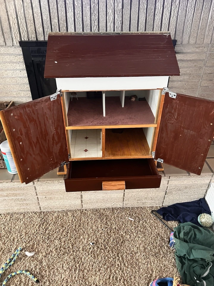 CASA DE MUÑECAS DE MADERA VINTAGE HECHA A MANO con TECHO EXTRAÍBLE Y MUEBLES HECHOS A MANO Foto 4 de 4