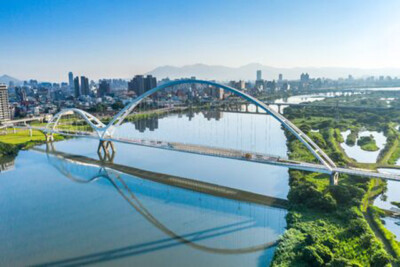 Wandbild: Crescent Bridge - Wahrzeichen von New Taipei, Taiwan mit schöner [...]