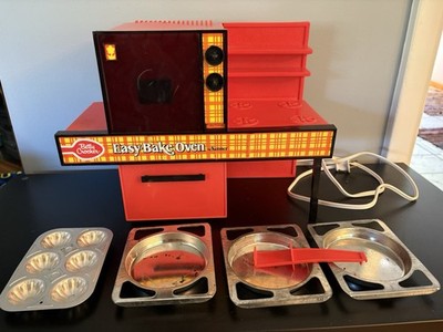 1973 Vintage Betty Crocker Easy-Bake toy Oven Red Booklets WORKS
