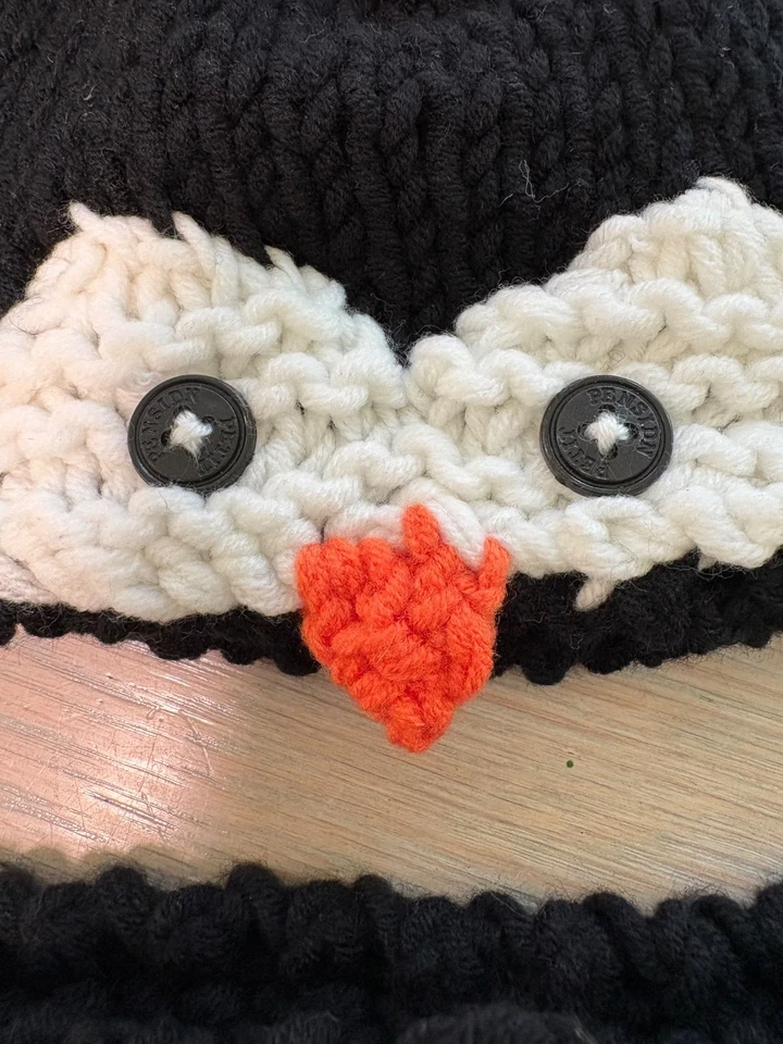 Disfraz de Pingüino Recién Nacido Bebé Crochet Cocoon en Negro, Blanco y Naranja con Sombrero Foto 4 de 4