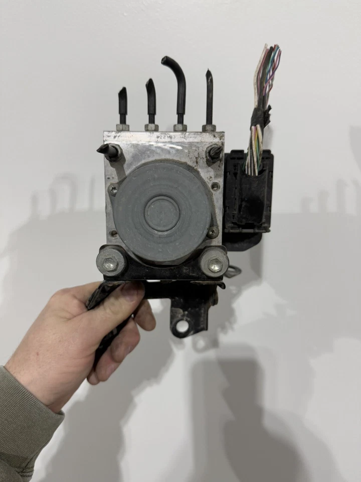 Bomba de freno ABS 2015 Toyota Yaris 1,5 AT | 44540-52450 usada OEM Foto 4 de 4