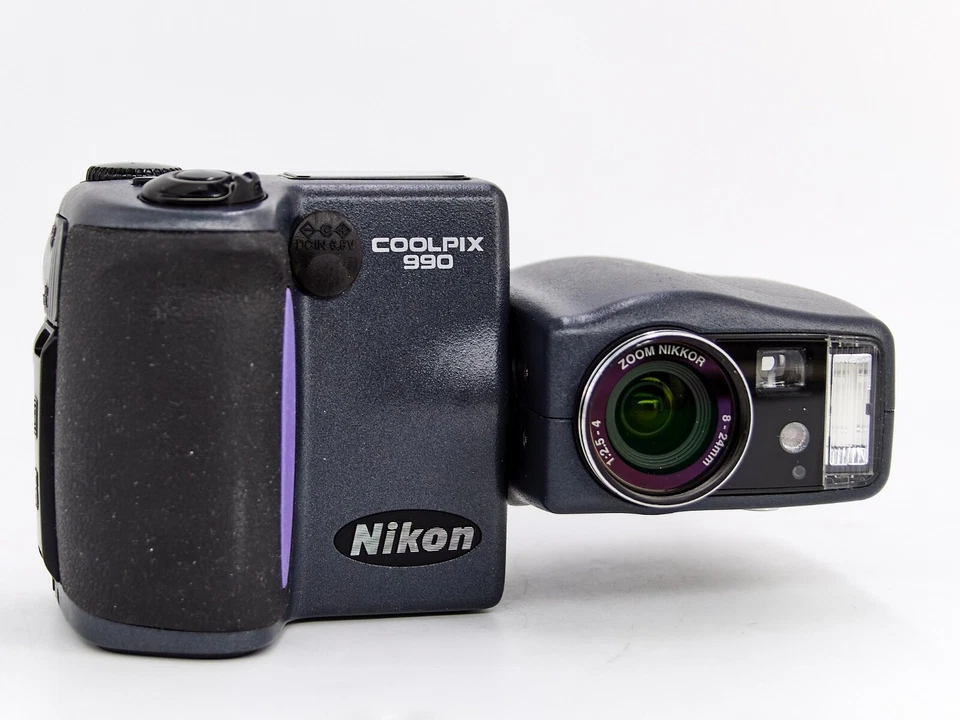 NIKON COOLPIX 990 3.34MP Swivel Digital Camera w/ Sandisk 4GB Extreme Card  USED - Image 2 of 4