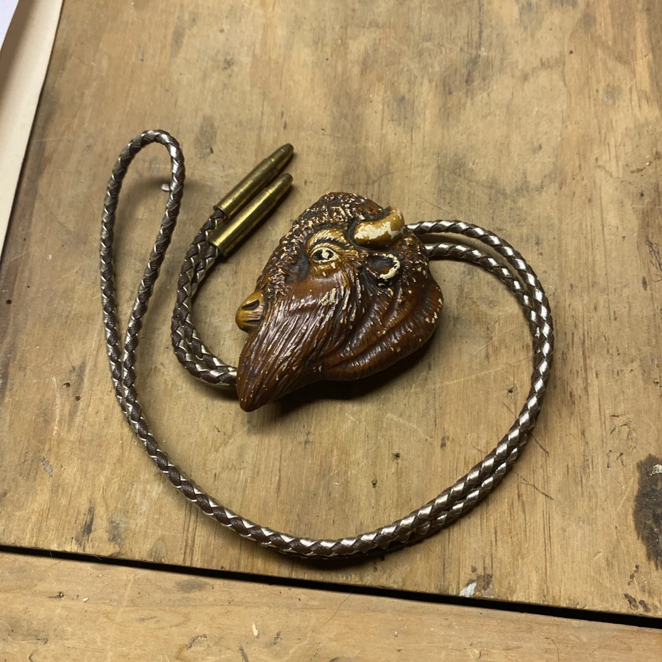 Corbata Bolo de madera con cabeza de búfalo hecha a medida Foto 2 de 3