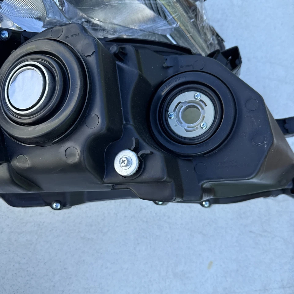 Left And Right Headlight Assemblies Compatible with 2010-2011 Toyota Camry - Image 3 of 4