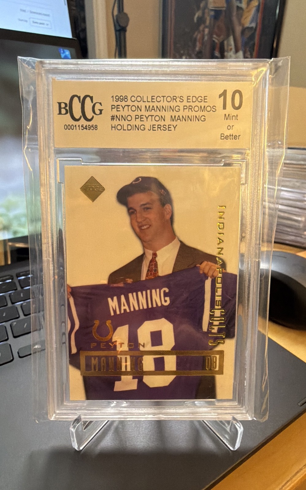 1998 Collector's Edge Peyton Manning - Peyton Manning Holding jersey (RC)