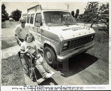 1982 Press Photo Wheelchair Taxi cab driver Bob Arnold assists Cathy Sweeney