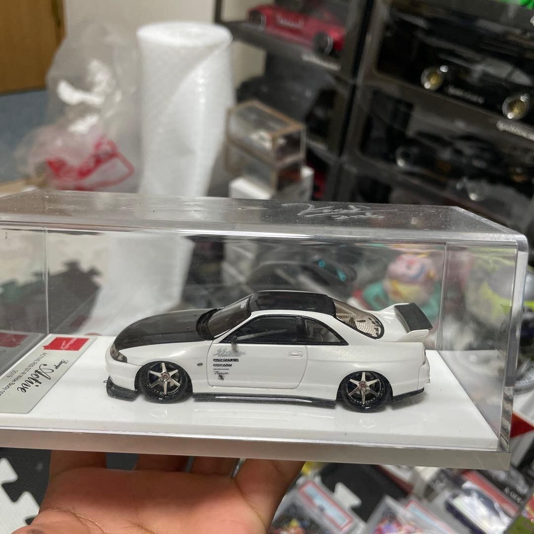 Make up 1/43 R33 active garage 820106