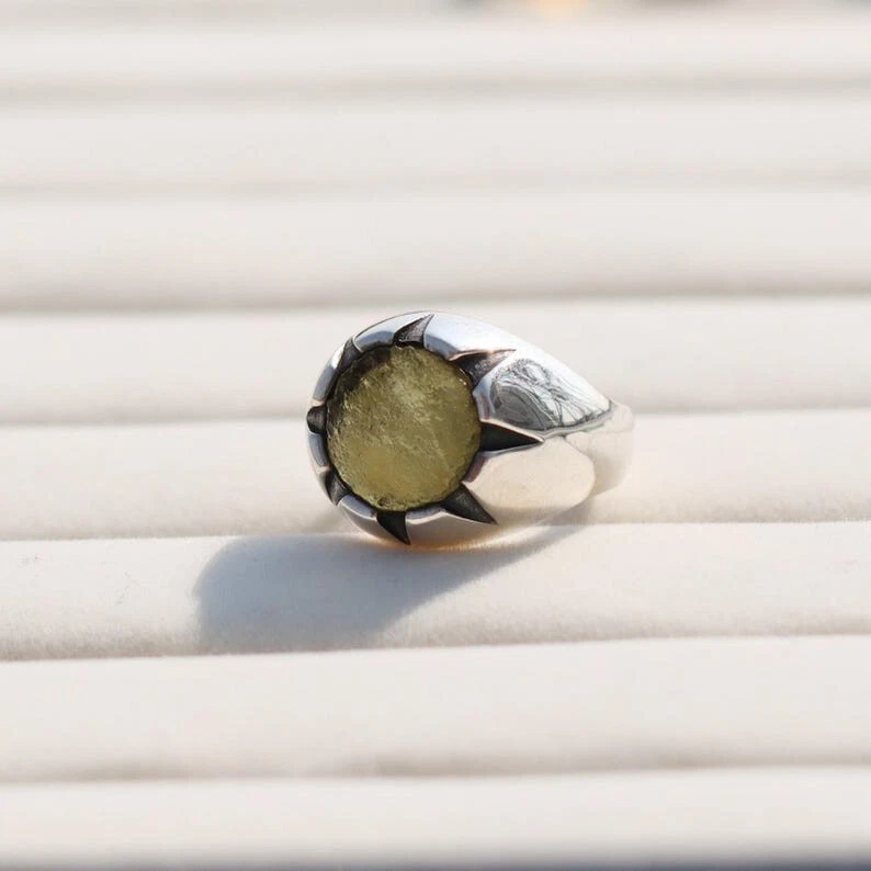 Anillos de piedras preciosas de moldavita de la República Checa, anillo de piedras preciosas en bruto de plata de ley 925 Foto 2 de 3