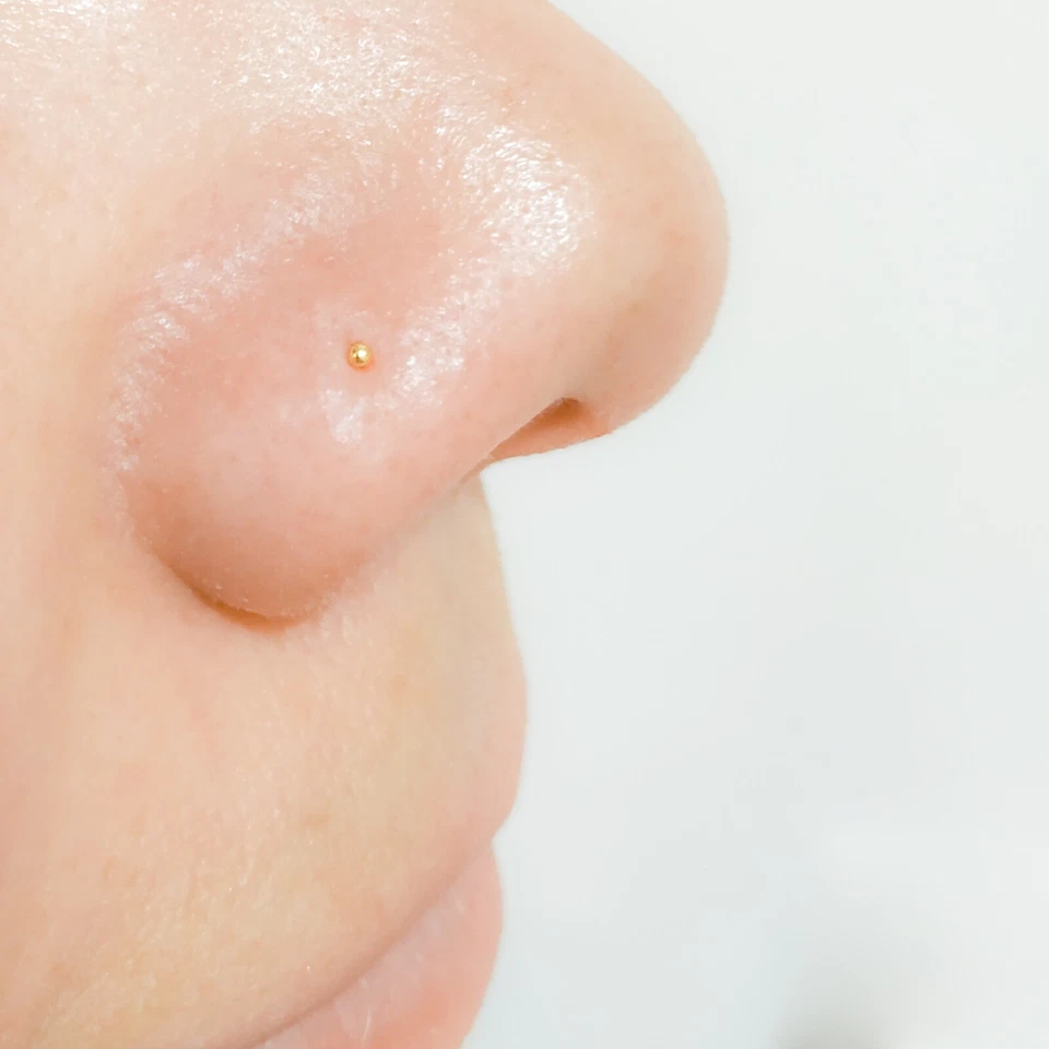 Perno de nariz de bola de 1 mm relleno de oro de 14 k piercing de nariz pequeña pasador de 0,6 mm 22 g en forma de L Foto 2 de 3