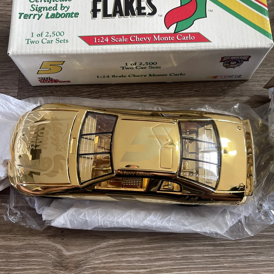DE COLECCIÓN NASCAR LABONTE #5 KELLOGGS 1:24 ORO 24K Y ROJO/AMARILLO MONTE CARLOS JUEGO DE 2 Foto 2 de 3