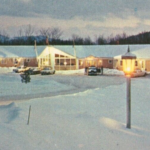 Mountaineer Motor Inn at Mt Mansfield, Stowe, VT - VW Bug 1960s VTG Postcard UNP