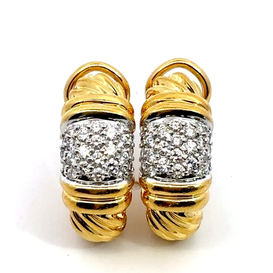 Pendientes tipo argolla de diamantes redondos de oro amarillo de 18 quilates David Yurman Foto 4 de 4