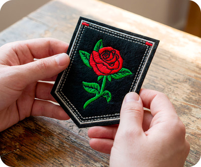 Rote Rose groß am Stiel & schwarzes Schild Bügelbild Patch (9 x 7,6 cm)