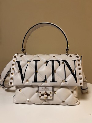 Valentino Garavani VLTN Umhängetasche Leder weiß/schwarz Nieten Drehverschluss