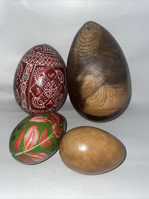 4x verschieden große gedrechselte Holzeier 2 handbemalt. Größte - ca. 12 cm hoch