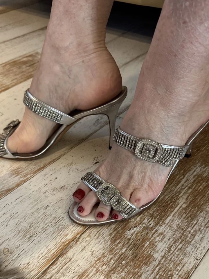 Manolo Blahnik水晶扣凉鞋 — 第 2/4 张图片