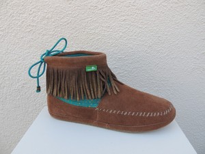 sanuk moccasin boots