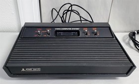 D-457 VINTAGE ATARI 2600 VIDEO COMPUTER SYSTEM BUNDLE-CONTROLLERS, POWER CORD+!