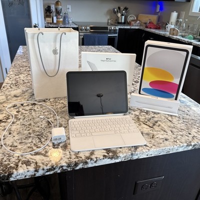 Apple iPad 128 GB with Magic Keyboard Folio and Apple Pencil ￼