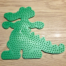 Grüne Bügelperlen Steckplatte (Pegboard) Tiermotiv aus Kunststoff