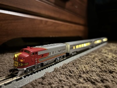 N scale 1:160 Santa Fe Starter Set Diesel Locomotive Lighted Passenger Cars  4pc