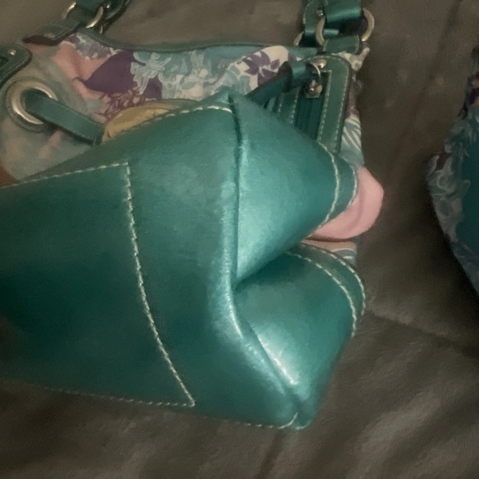 Bolso de hombro Kathy Van Zeeland con bolsa a juego - Borde floral verde azulado multicolor. Foto 4 de 4