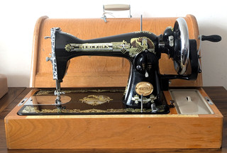 Vintage Mercedes Hand Crank Sewing Machine & Locking Bentwood Case Working